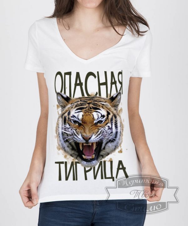 Девушка в футболке с тигрицой
