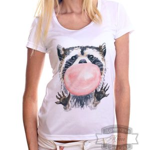 светловолосая девушка в футболке с животным