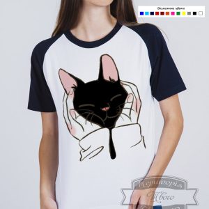 темненькая девушка в футболке с котом