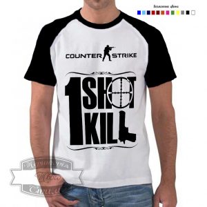 мужчина в футболке Counter Strike