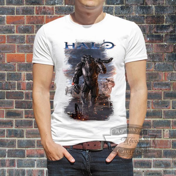 Мужчина в футболке Halo