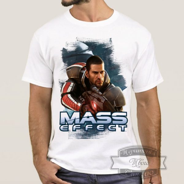 Мужик в футболке Mass Effect