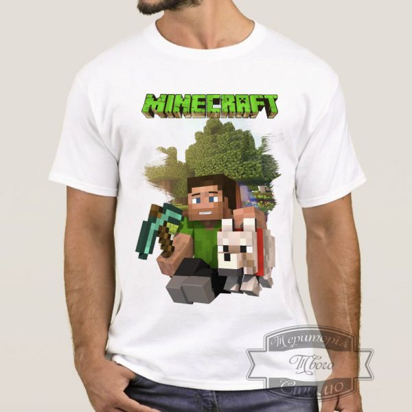 мужчина в футболке Minecraft