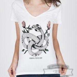 девушка в футболке со змеями