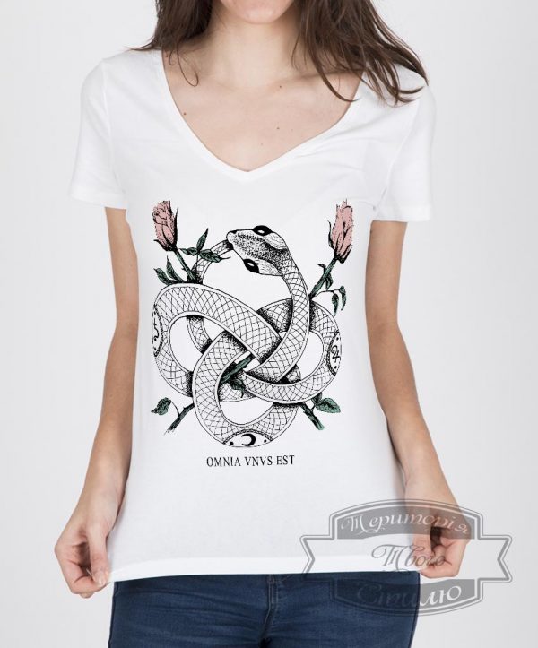 девушка в футболке со змеями