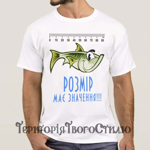 Чоловік в білій футболці з рибою