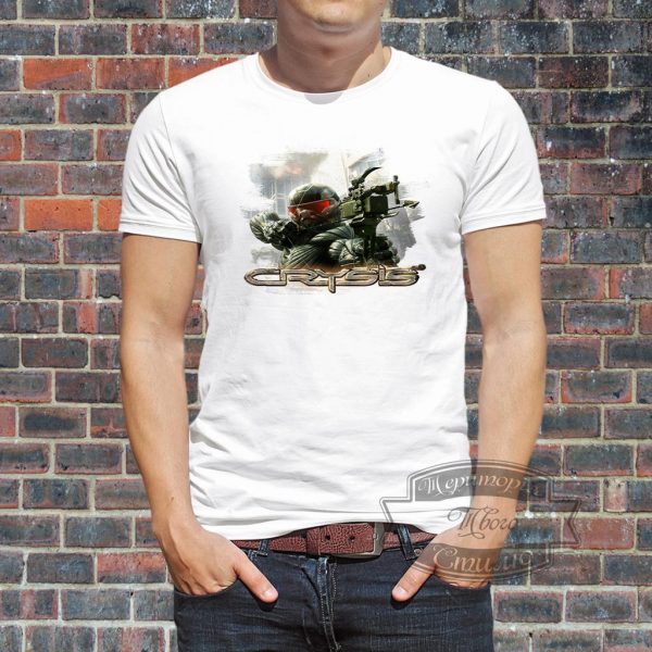 мужчина в футболке Crysis