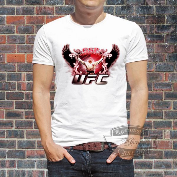 мужчина в футболке UFC