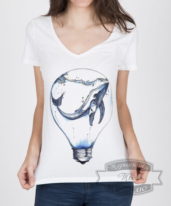 темноволосая девушка в футболке с китом