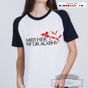 темноволосая девушка в футболке с драконами