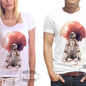 Мужчина и женщина в футболке с космонавтом