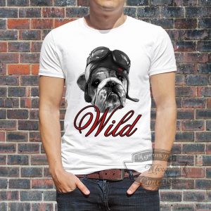 Мужчина в футболке с собакой