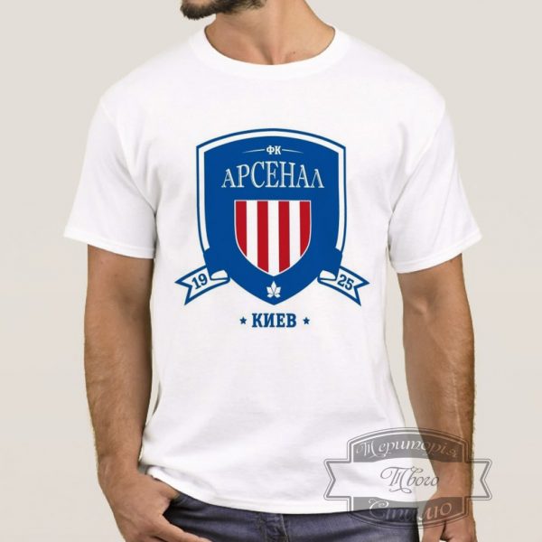 Мужик в футболке Арсенал Киев