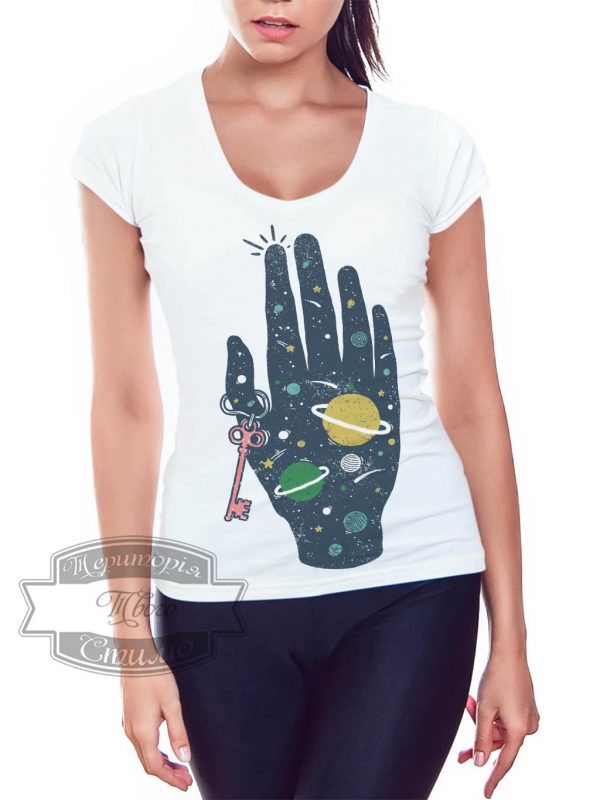 Девушка в футболке с рукой