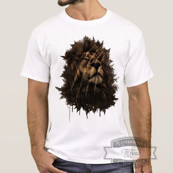мужик в футболке с головой льва
