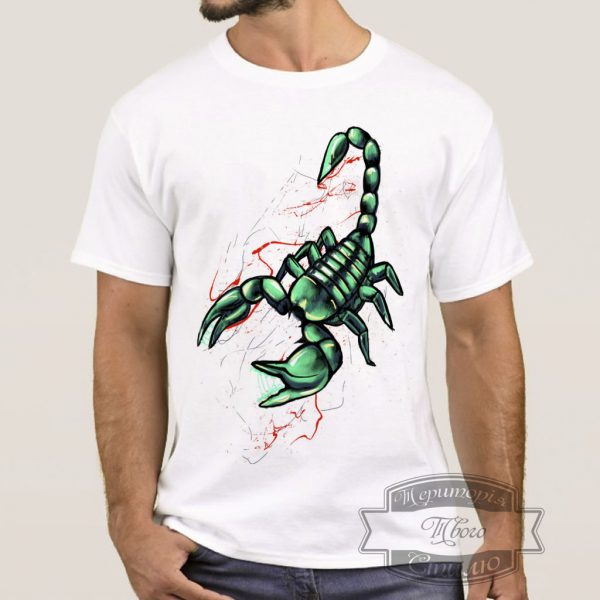 мужик в футболке с скорпионом
