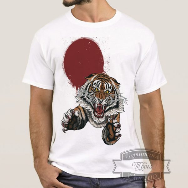 мужчина в футболке с тигром