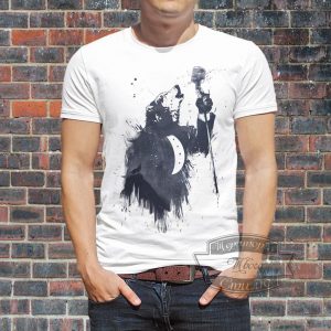 мужик в футболке с волком