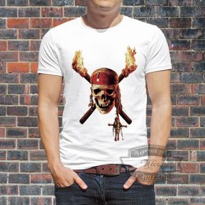 мужик в футболке с принтом пираты карибского моря