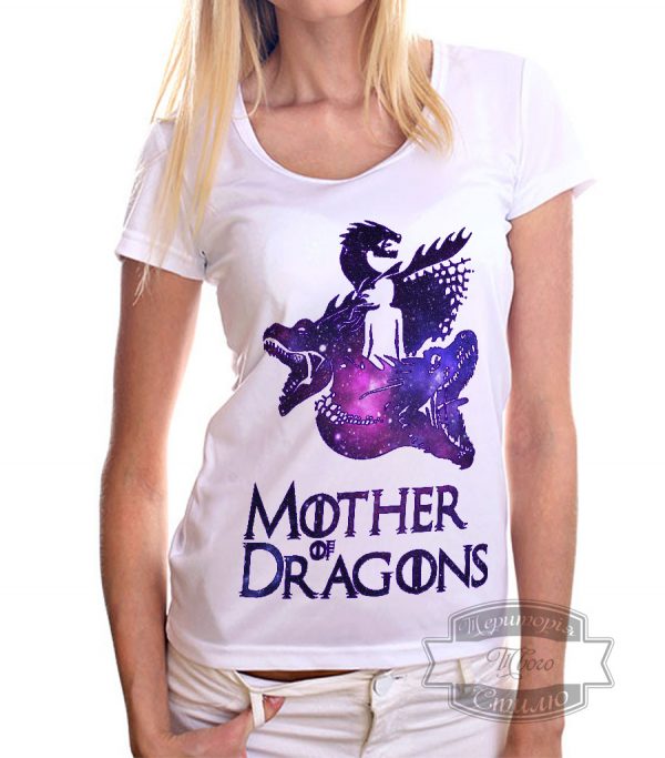 женщина в футболке мать драконов