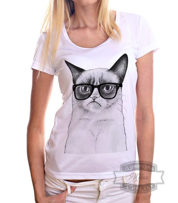 девушка в футболке с грустным котом