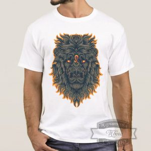 Мужчина в футболке с львом