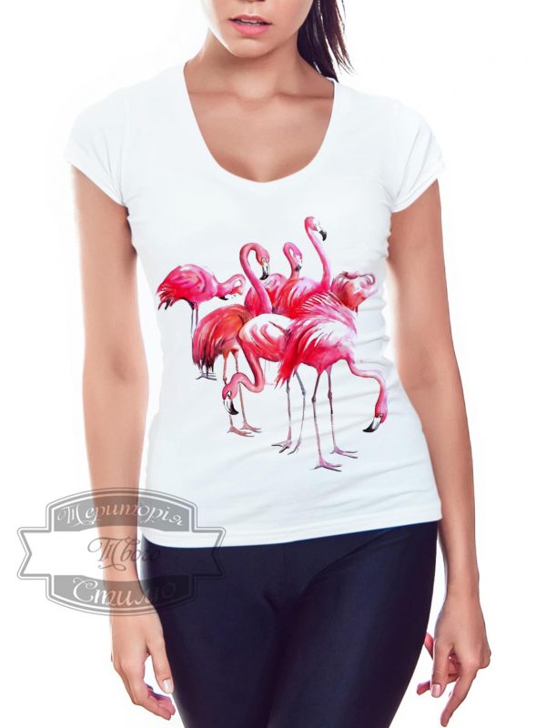 девушка в футболке фламинго