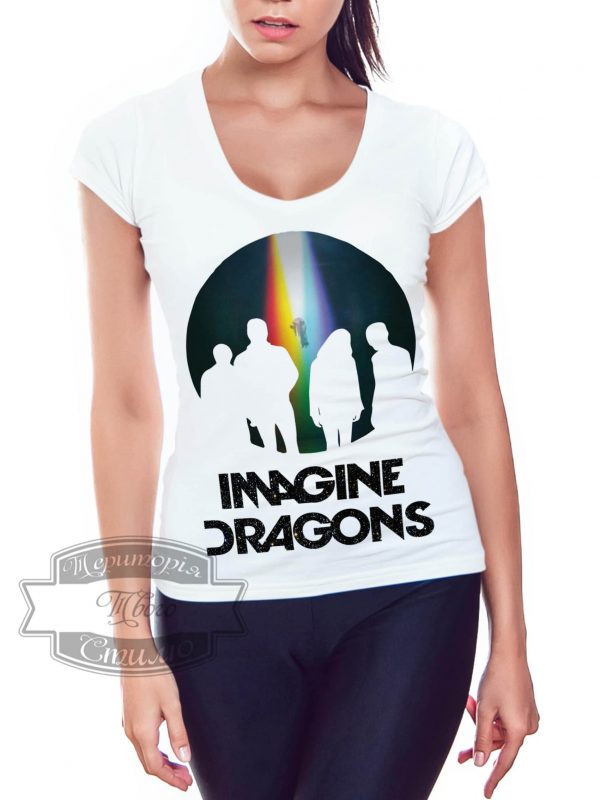 женщина в футболке imagine dragons