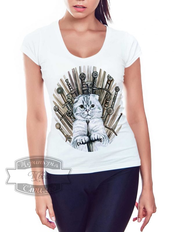 женщина в футболке с котом и мечами