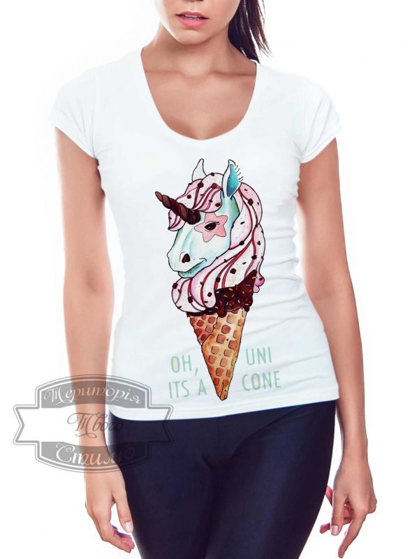девушка в футболке с мороженом