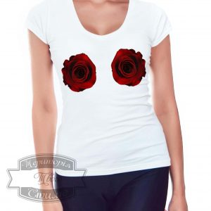 женщина в футболке с розами