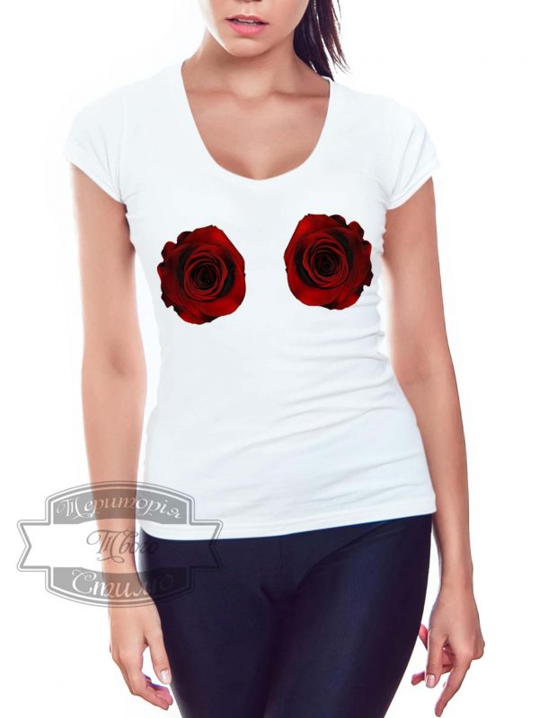 женщина в футболке с розами