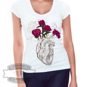 женщина в футболке с сердцем