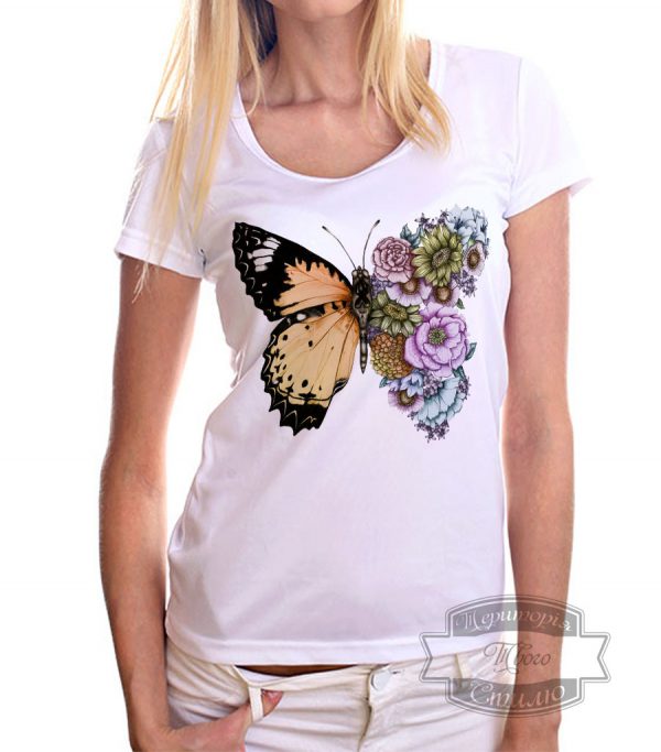 девушка в футболке с бабочкой