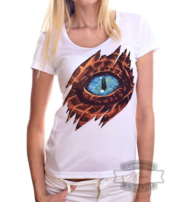 женщина в футболке с глазом дракона