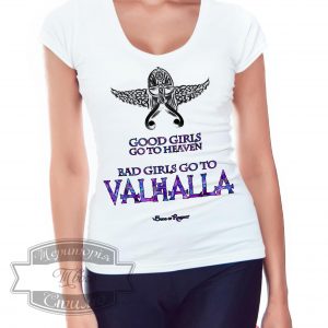 девушка в футболке good girls go to heaven bad girls go to valhalla