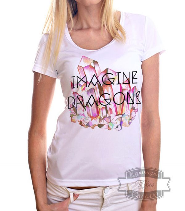 женщина в футболке с надписью Imagine Dragons