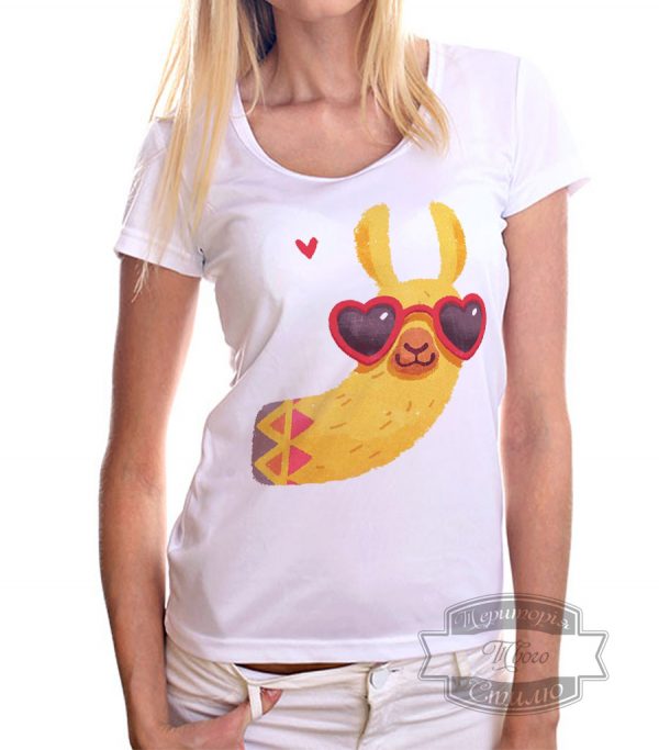 девушка в футболке с ламой