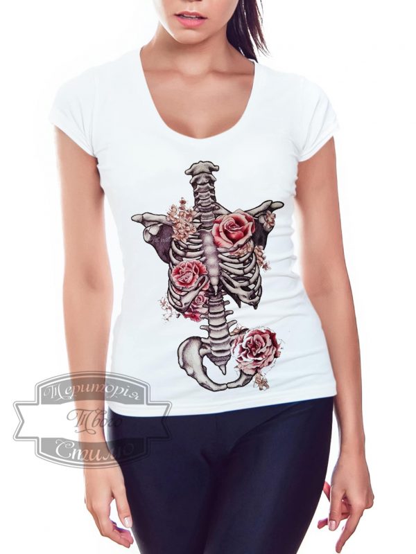 девушка в футболке со скелетом