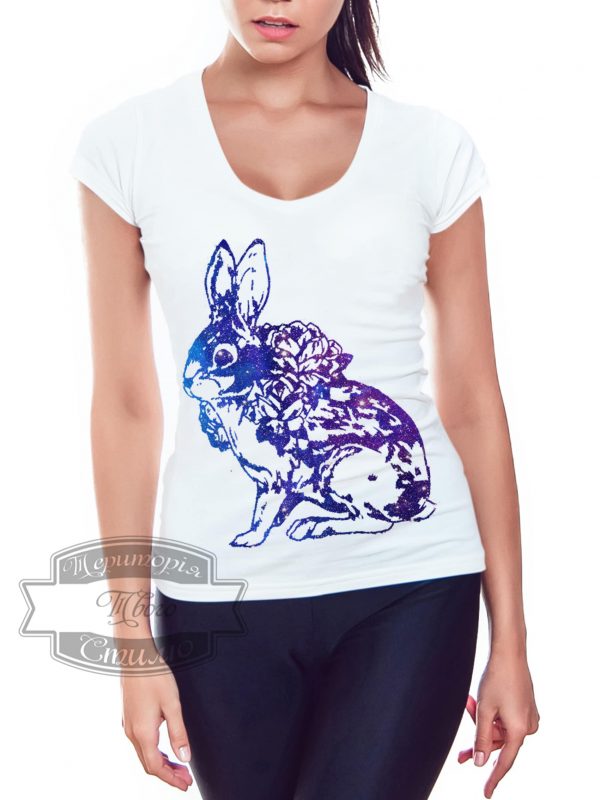 девушка в футболке с лунным кроликом