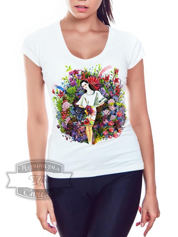 девушка в футболке с цветами