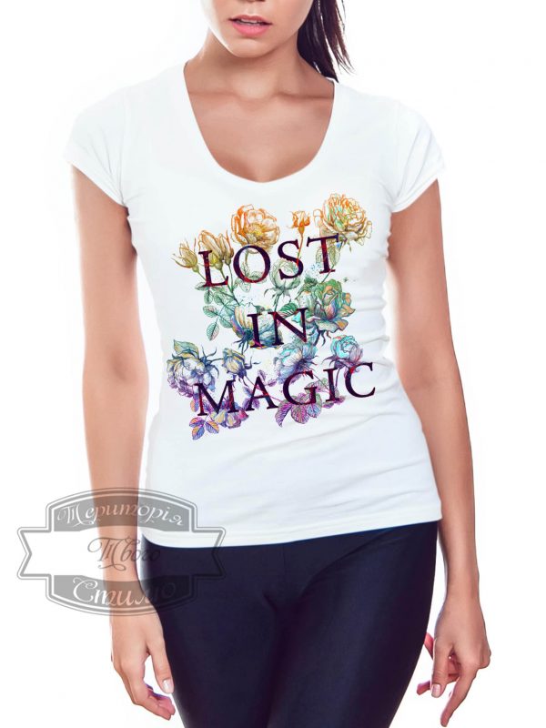 девушка в футболке с надписью lost in magic