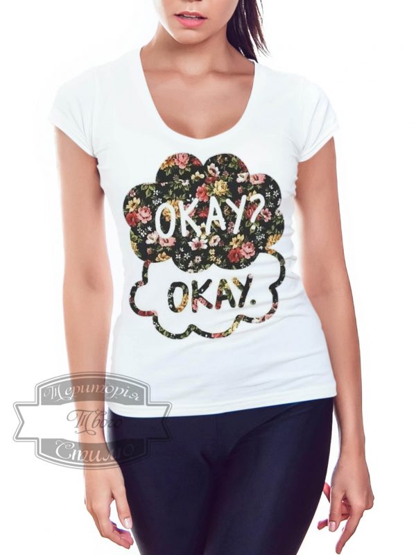 девушка в футболке с надписью okay? okay.