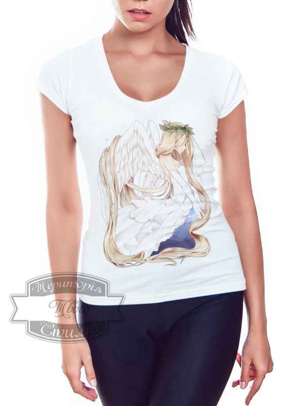 девушка в футболке с ангелом