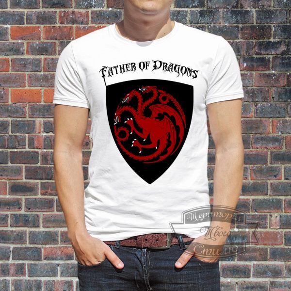 мужчина в футболке с надписью Father of Dragons
