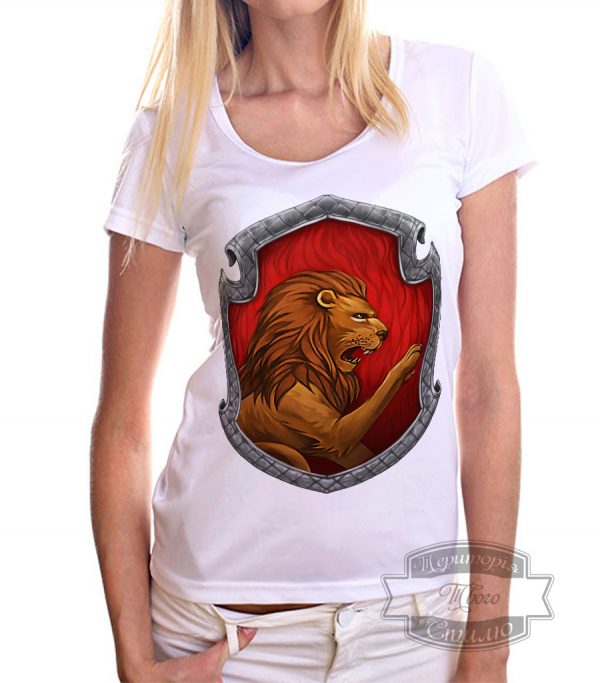 Девушка в футболке с львом гриффиндора