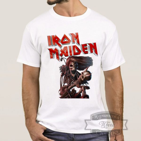 мужчина в футболке Iron Maiden