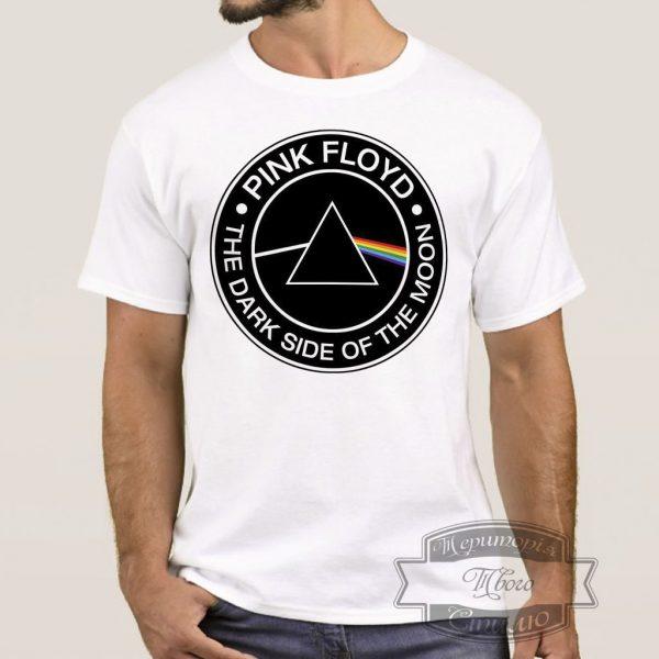 мужчина в футболке Pink Floyd