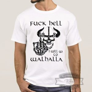 Мужчина в футболке с надписью fuck hell i will go to walhalla