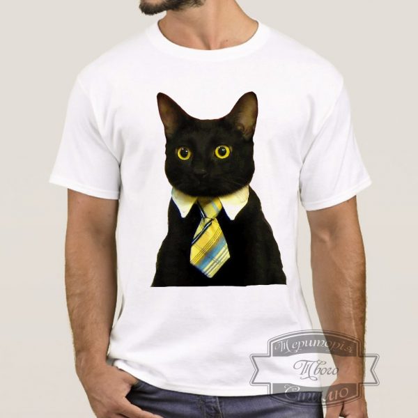Мужчина в футболке с котом в галстуке
